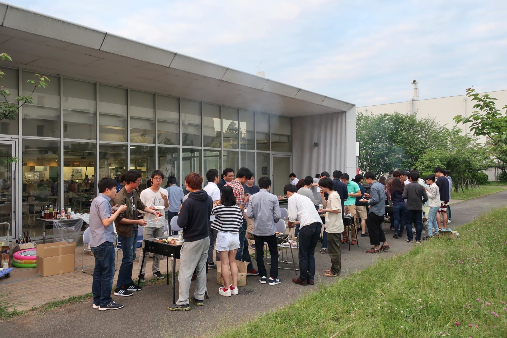 京都大学宇治キャンパスに拠点を置く防災研究所、毎年恒例、5つの建築系研究室で合同の新歓バーベキューは、横のつながりを重視する防災研ならではのイベントです。